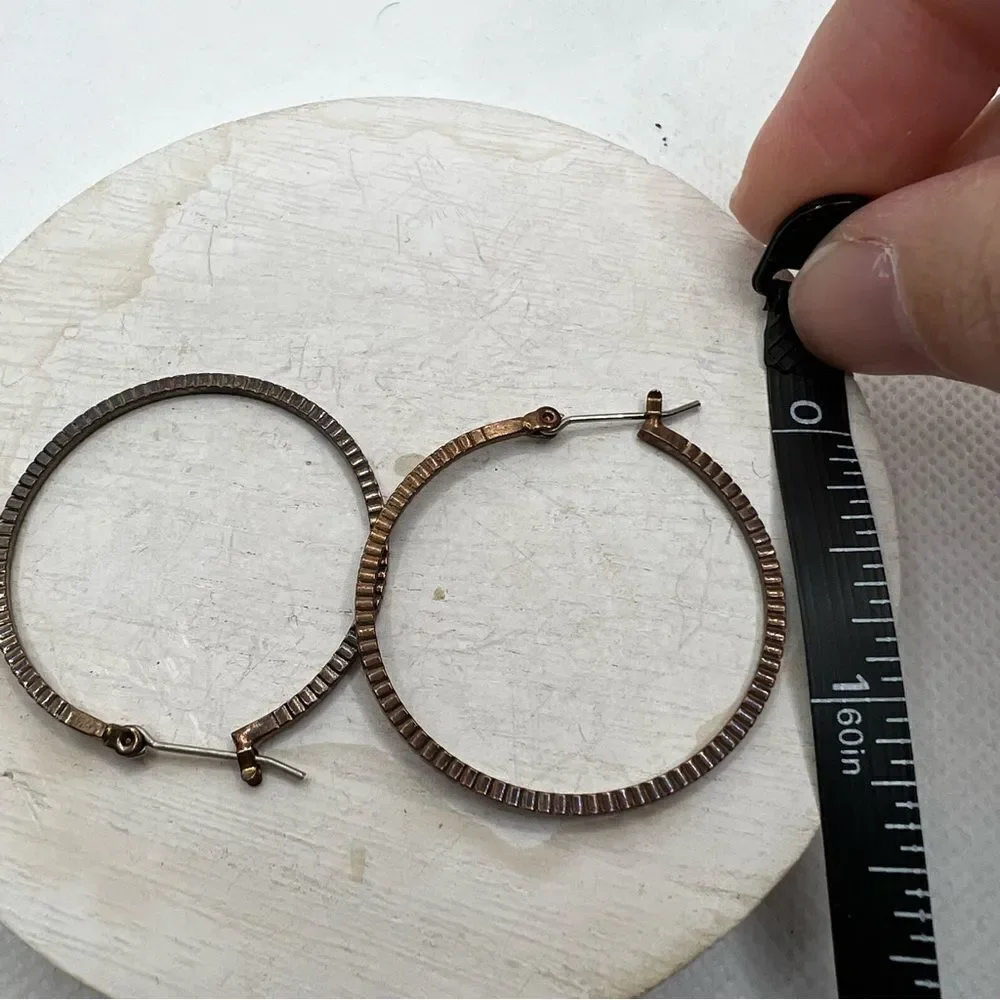 🍭6/$30 Bronze tone textured hoop earrings with saddle back closure